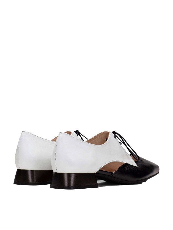 ZAPATO DE TACÓN BAJO BICOLOR HISPANITAS DALI HV253858 BLANCO-NEGRO