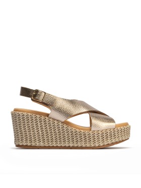 SANDALIAS DE PLATAFORMA EN PIEL METALIZADA ORO PITILLOS 10570