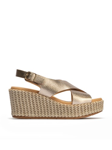 SANDALIAS DE PLATAFORMA EN PIEL METALIZADA ORO PITILLOS 10570
