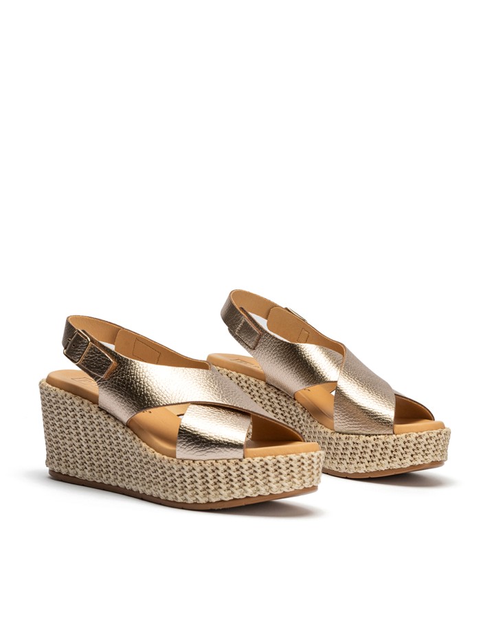 SANDALIAS DE PLATAFORMA EN PIEL METALIZADA ORO PITILLOS 10570