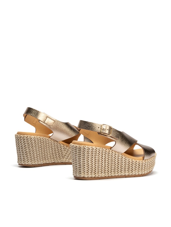 SANDALIAS DE PLATAFORMA EN PIEL METALIZADA ORO PITILLOS 10570