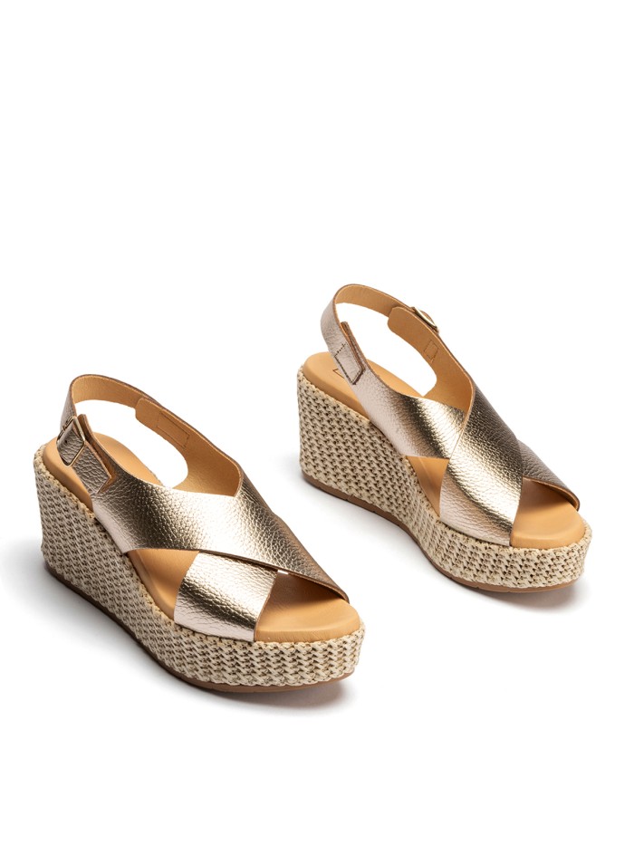 SANDALIAS DE PLATAFORMA EN PIEL METALIZADA ORO PITILLOS 10570