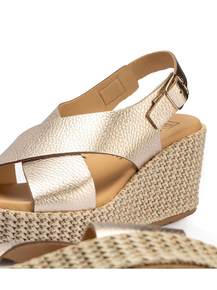 SANDALIAS DE PLATAFORMA EN PIEL METALIZADA ORO PITILLOS 10570