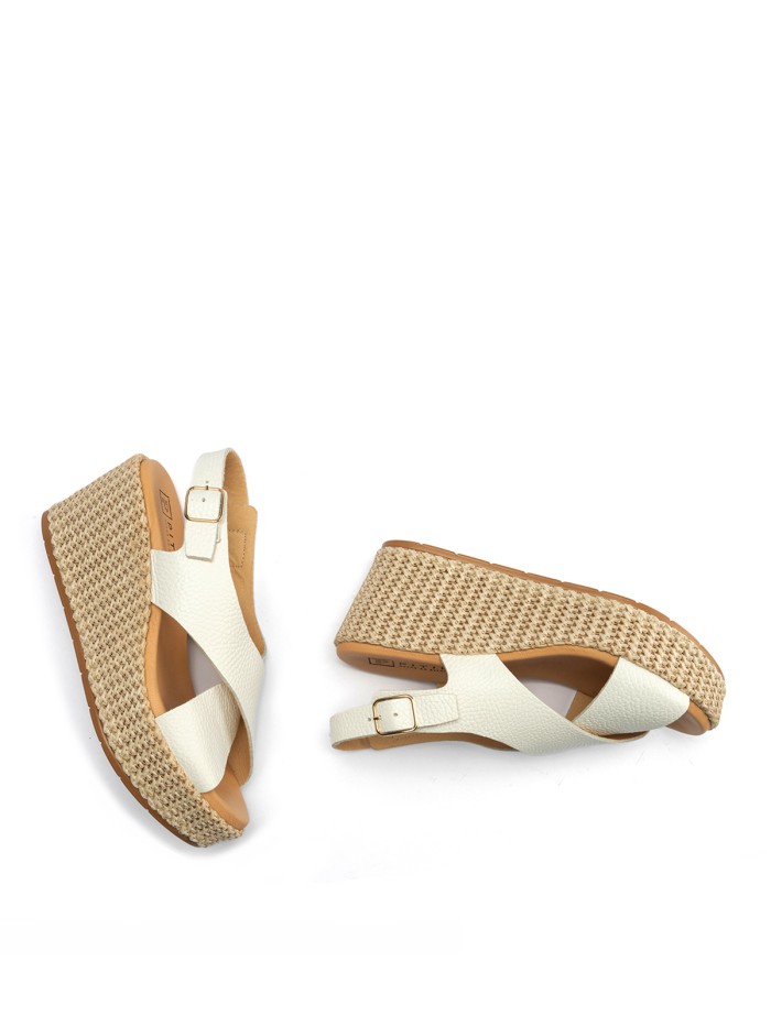 SANDALIAS DE TIRAS CRUZADAS EN PIEL BLANCAS PITILLOS 10570