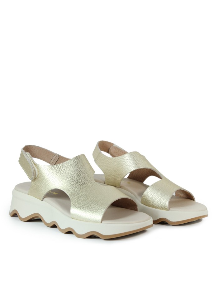 SANDALIAS DE PIEL METALIZADA CON PLANTA DE GEL APLAUSO MAREA 50255 PLATINO