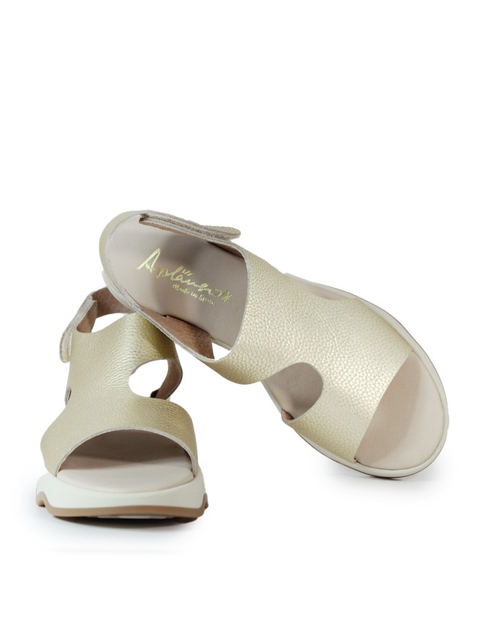 SANDALIAS DE PIEL METALIZADA CON PLANTA DE GEL APLAUSO MAREA 50255 PLATINO