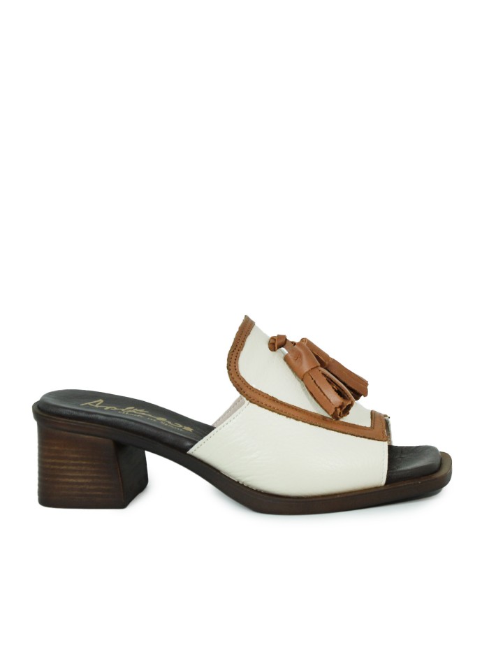 SANDALIAS DESTALONADA DE PIEL CON BORLAS APLAUSO BEIGE