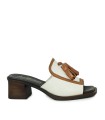SANDALIAS DESTALONADA DE PIEL CON BORLAS APLAUSO BEIGE