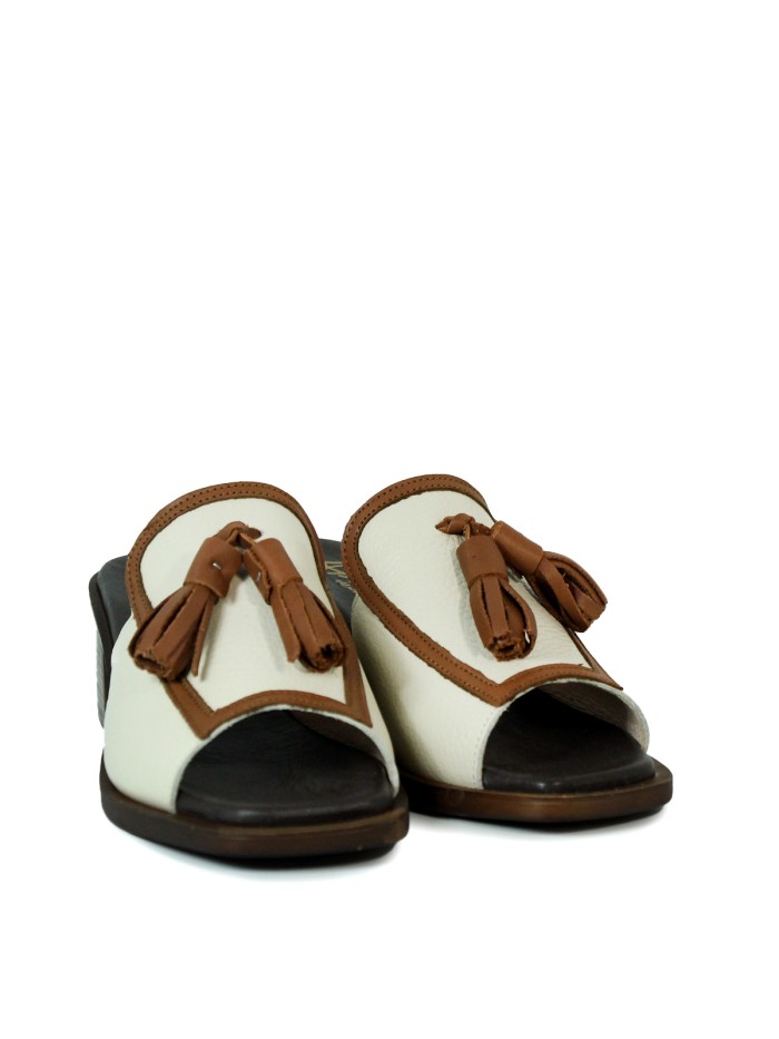 SANDALIAS DESTALONADA DE PIEL CON BORLAS APLAUSO BEIGE