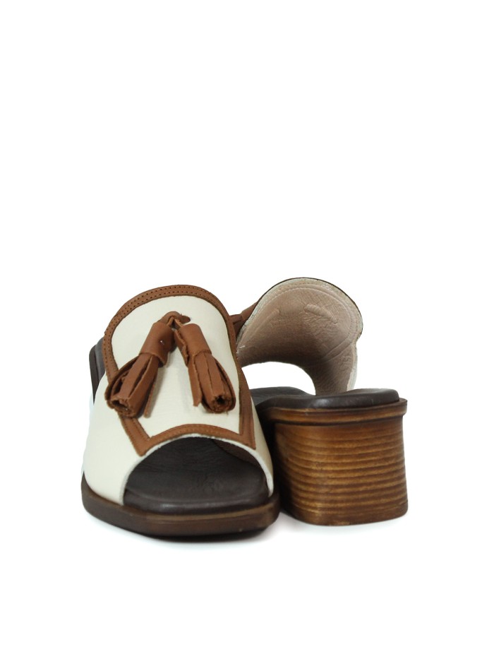 SANDALIAS DESTALONADA DE PIEL CON BORLAS APLAUSO BEIGE