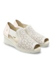 SANDALIAS DE PIEL TROQUELADAS CON CUÑA 24HORAS ATENAS 26453 BEIGE