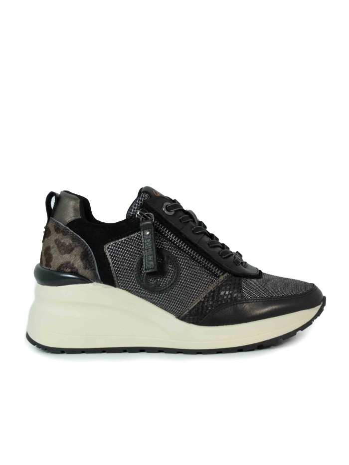 ZAPATILLAS CASUALES CON CUÑA CARMELA 16252101 NEGRO
