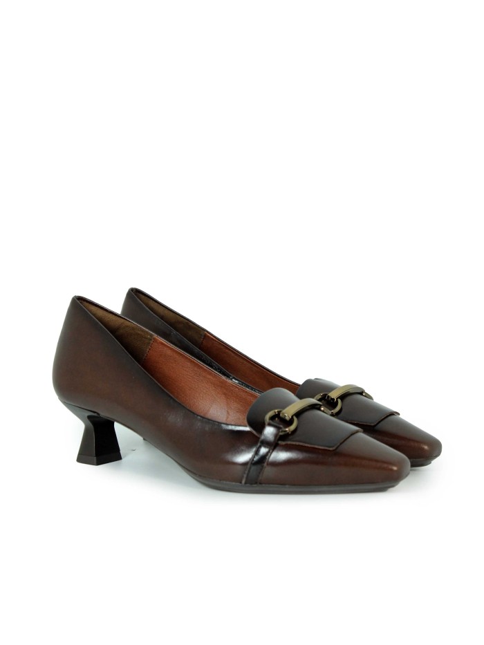 ZAPATO DE TACÓN BAJO CON DETALLE DE HEBILLA DESIREÉ ELBA 10 MARRÓN