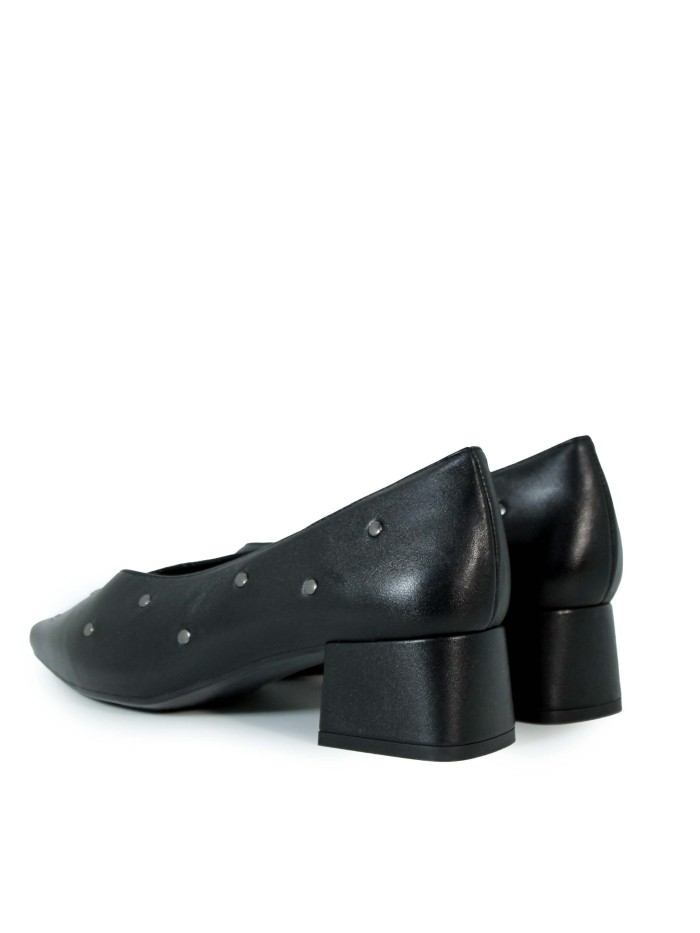 ZAPATO EN TENDENCIA CON TACHUELAS DESIREE RABAT 14 NEGRO