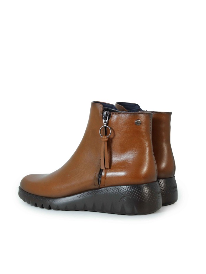 BOTÍN NEGRO DE PIEL CON CUÑA FLUCHOS LIVE F2100 CUERO
