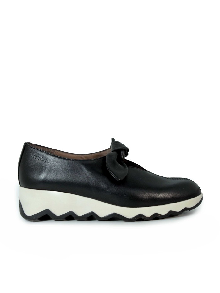 ZAPATO DE CUÑA CON LAZO DECORATIVO WONDERS A-7611 NEGRO