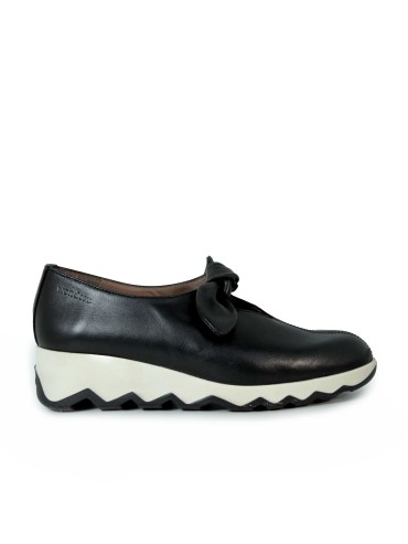 ZAPATO DE CUÑA CON LAZO DECORATIVO WONDERS A-7611 NEGRO
