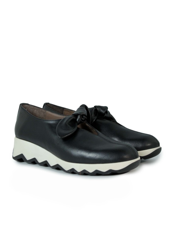 ZAPATO DE CUÑA CON LAZO DECORATIVO WONDERS A-7611 NEGRO
