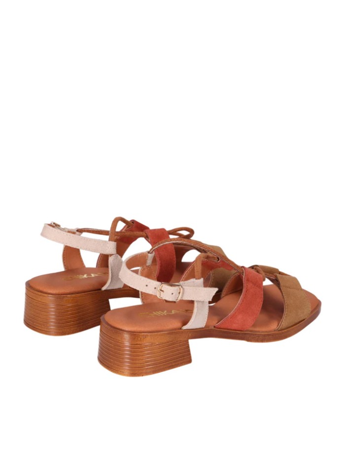 SANDALIAS DE PIEL NEGRAS CON APLIQUES METÁLICOS PARA MUJER CHIKA 10 MILENA 02