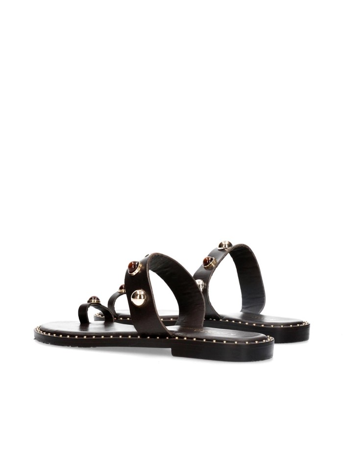 SANDALIAS PLANAS DE DEDO EN PIEL CON JOYA KISSIA JOPA-3 MARRÓN