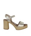 SANDALIAS DE TACÓN EN PIEL CON PLANTA DE GEL PARA MUJER APLAUSO 5732 ORO
