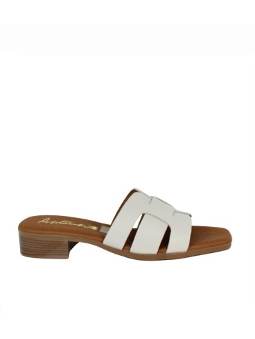 SANDALIAS DE PIEL CON TACÓN BAJO Y PLANTA DE GEL PARA MUJER APLAUSO 5880 HIELO