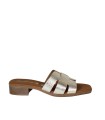 SANDALIAS DE PIEL CON TACÓN BAJO Y PLANTA DE GEL PARA MUJER APLAUSO 5880 ORO