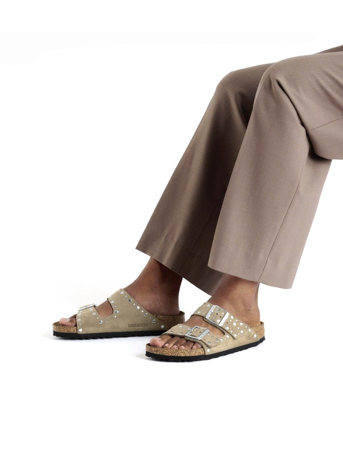 SANDALIAS CLÁSICAS DE BIRKENSTOCK CON TACHUELAS ARIZONA RIVET 1029390 TAUPE