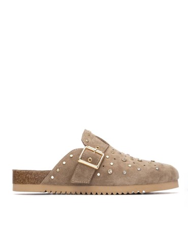 ZUECOS DE MUJER PLANOS CON TACHUELAS Y HEBILLA CARMELA SHOES 16328002 TAUPE