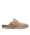 ZUECOS DE MUJER PLANOS CON TACHUELAS Y HEBILLA CARMELA SHOES 16328002 TAUPE