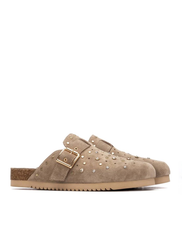 ZUECOS DE MUJER PLANOS CON TACHUELAS Y HEBILLA CARMELA SHOES 16328002 TAUPE
