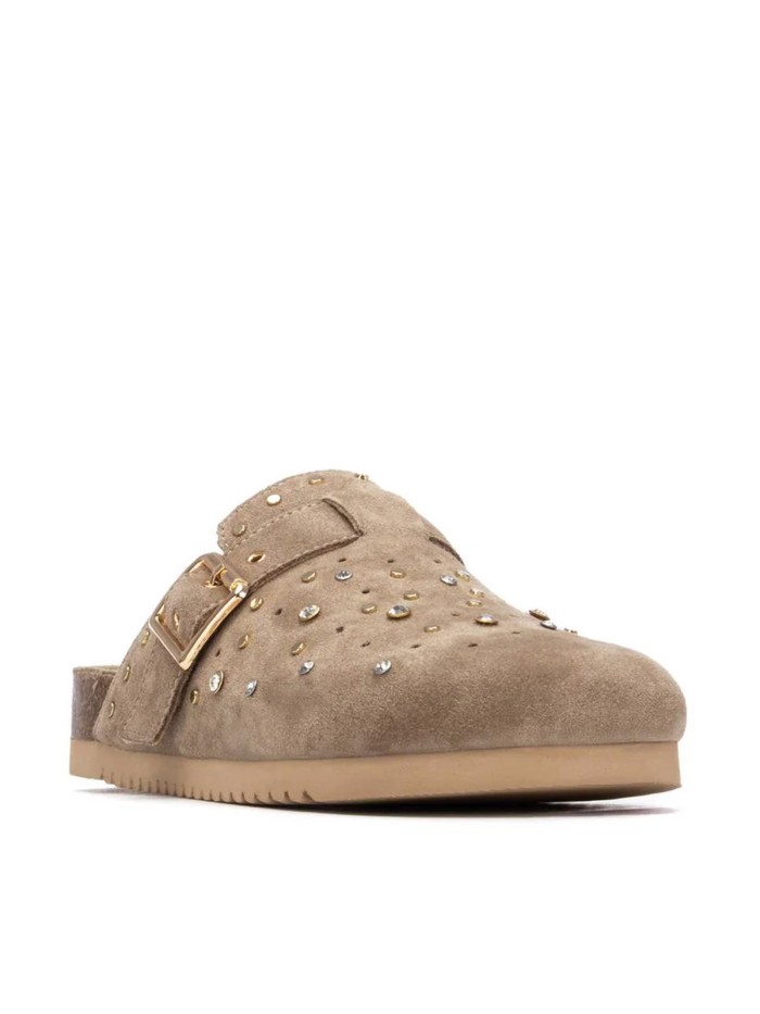 ZUECOS DE MUJER PLANOS CON TACHUELAS Y HEBILLA CARMELA SHOES 16328002 TAUPE