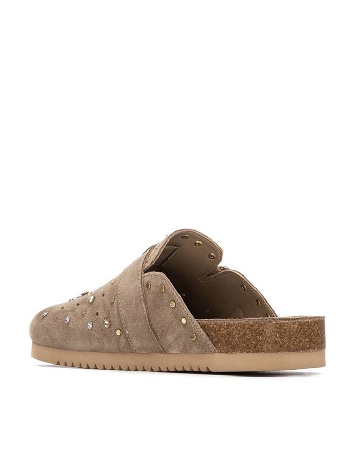 ZUECOS DE MUJER PLANOS CON TACHUELAS Y HEBILLA CARMELA SHOES 16328002 TAUPE