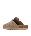 ZUECOS DE MUJER PLANOS CON TACHUELAS Y HEBILLA CARMELA SHOES 16328002 TAUPE