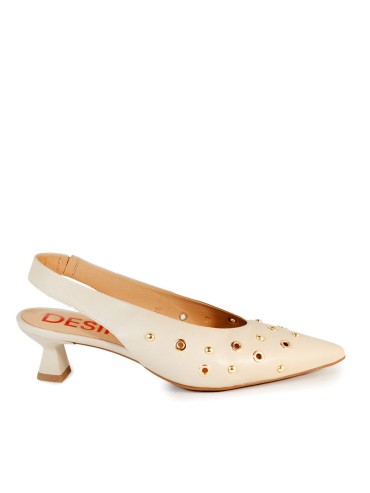 ZAPATOS BAJOS DESTALONADOS BEIGE CON TACHUELAS PARA MUJER DESIREE GARONS 9