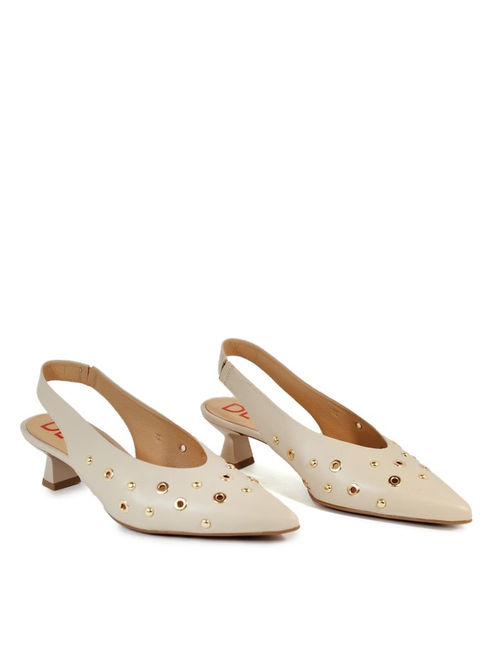 ZAPATOS BAJOS DESTALONADOS BEIGE CON TACHUELAS PARA MUJER DESIREE GARONS 9