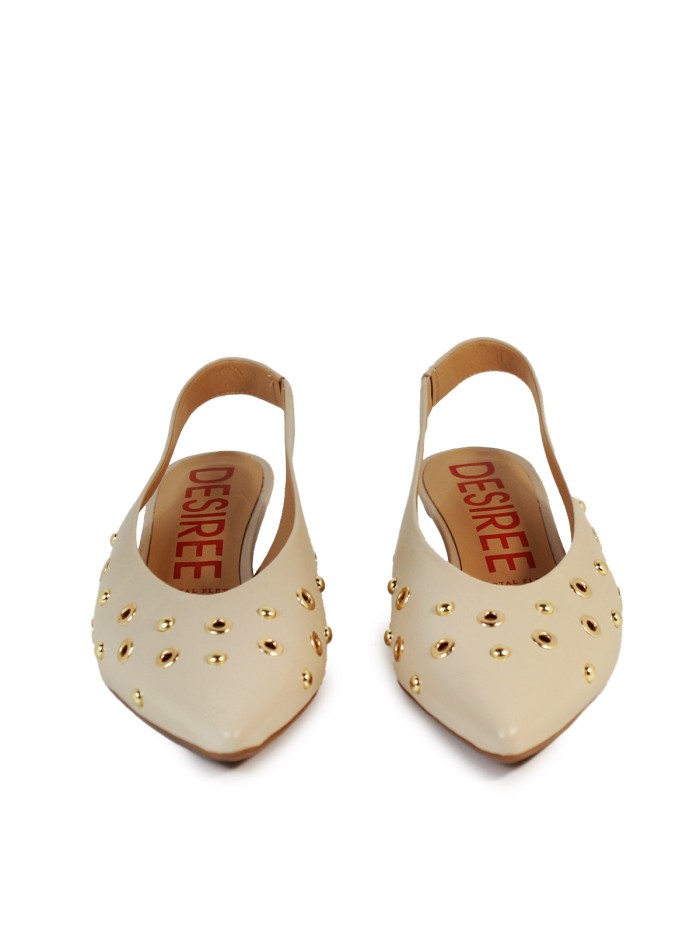 ZAPATOS BAJOS DESTALONADOS BEIGE CON TACHUELAS PARA MUJER DESIREE GARONS 9
