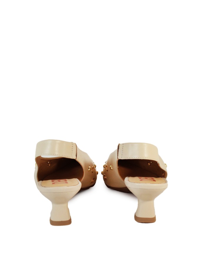 ZAPATOS BAJOS DESTALONADOS BEIGE CON TACHUELAS PARA MUJER DESIREE GARONS 9