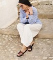 SANDALIA PLANA CON ADORNO BROCHE PARA MUJER NOA HARMON GRAPE MARRÓN
