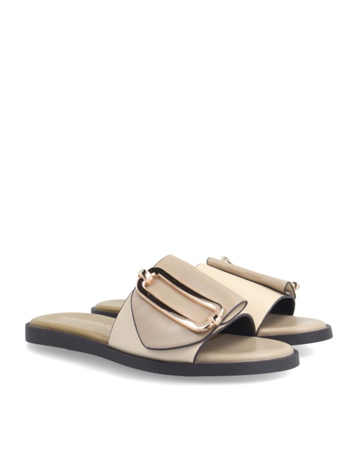 SANDALIA PLANA CON ADORNO BROCHE PARA MUJER NOA HARMON GRAPE BEIGE
