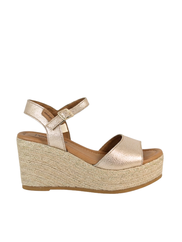 SANDALIAS DEL PIEL METALIZADA CON CUÑA DE RAFIA PENELOPE 6523 ORO