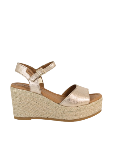 SANDALIAS DEL PIEL METALIZADA CON CUÑA DE RAFIA PENELOPE 6523 ORO