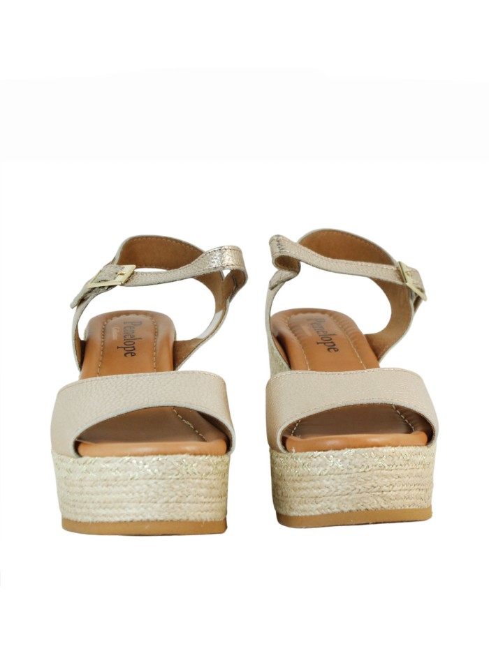 SANDALIAS DEL PIEL METALIZADA CON CUÑA DE RAFIA PENELOPE 6523 ORO