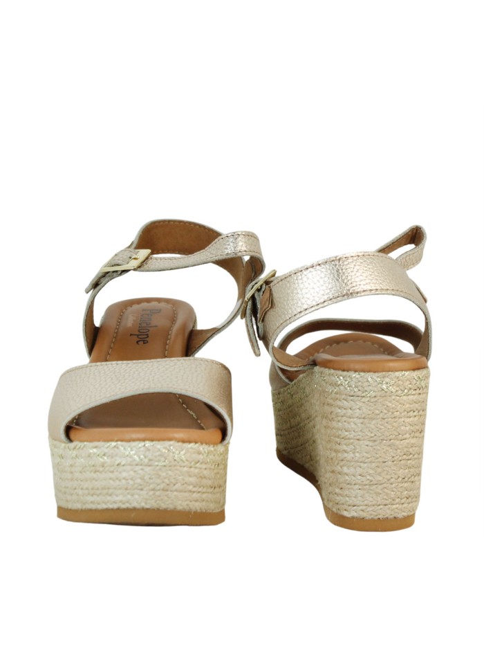 SANDALIAS DEL PIEL METALIZADA CON CUÑA DE RAFIA PENELOPE 6523 ORO