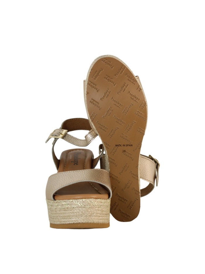SANDALIAS DEL PIEL METALIZADA CON CUÑA DE RAFIA PENELOPE 6523 ORO