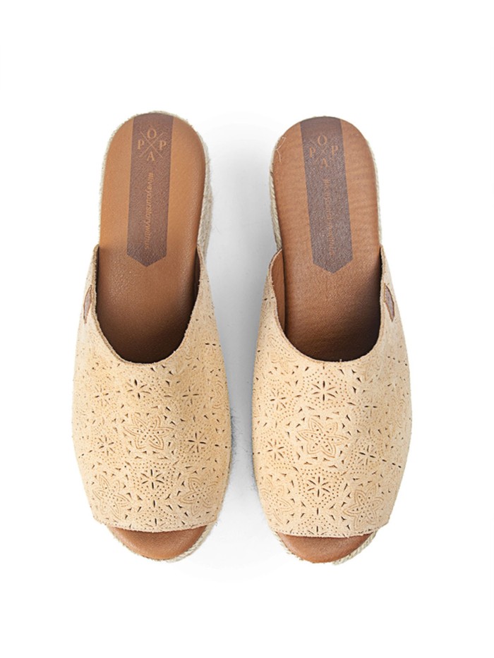 SANDALIAS DE CUÑA EN SERRAJE Y YUTE POPA ARENITA GRABADO BEIGE