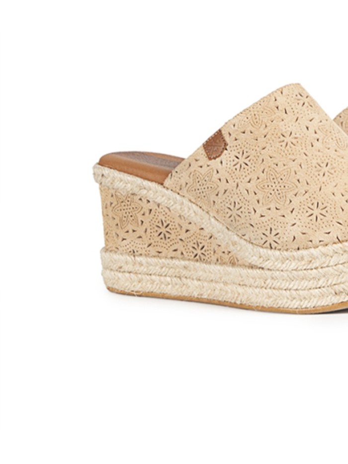 SANDALIAS DE CUÑA EN SERRAJE Y YUTE POPA ARENITA GRABADO BEIGE