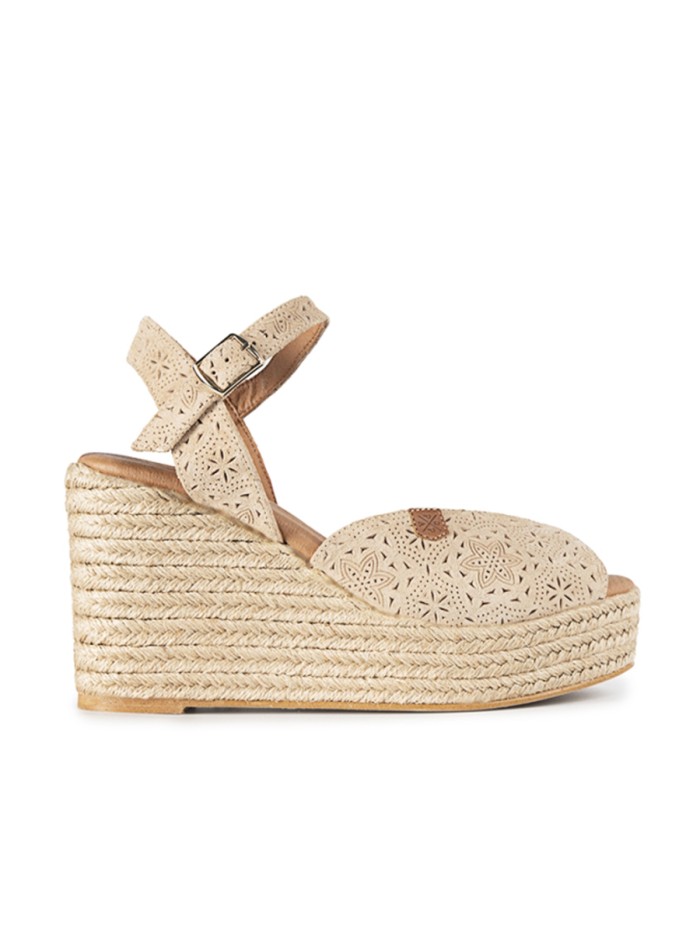SANDALIAS DE CUÑA EN SERRAJE POPA BENISA GRABADO BEIGE