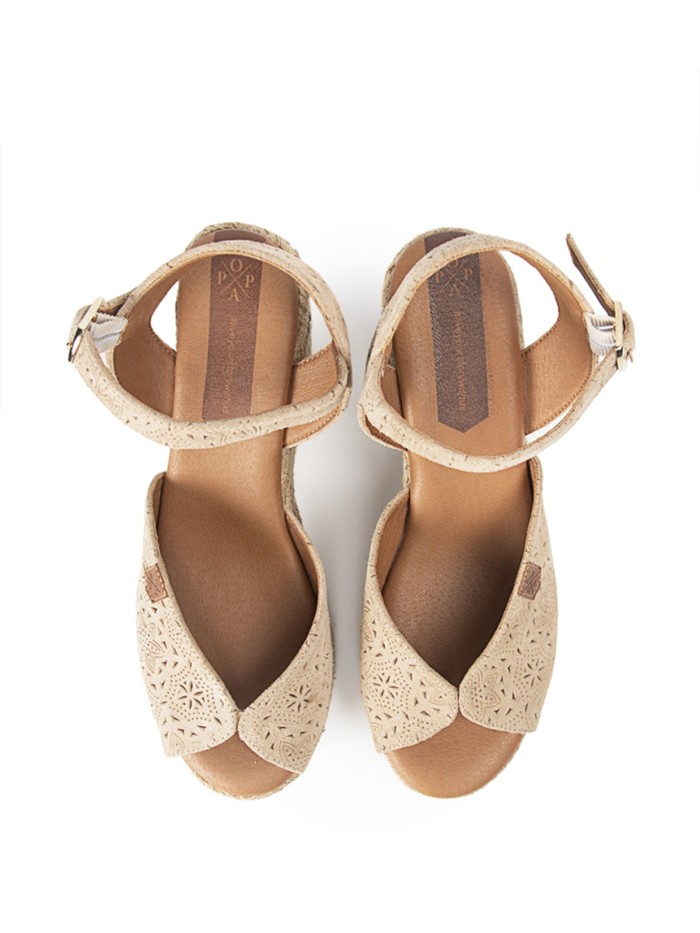 SANDALIAS DE CUÑA EN SERRAJE POPA BENISA GRABADO BEIGE