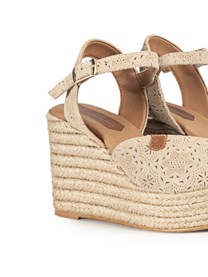 SANDALIAS DE CUÑA EN SERRAJE POPA BENISA GRABADO BEIGE